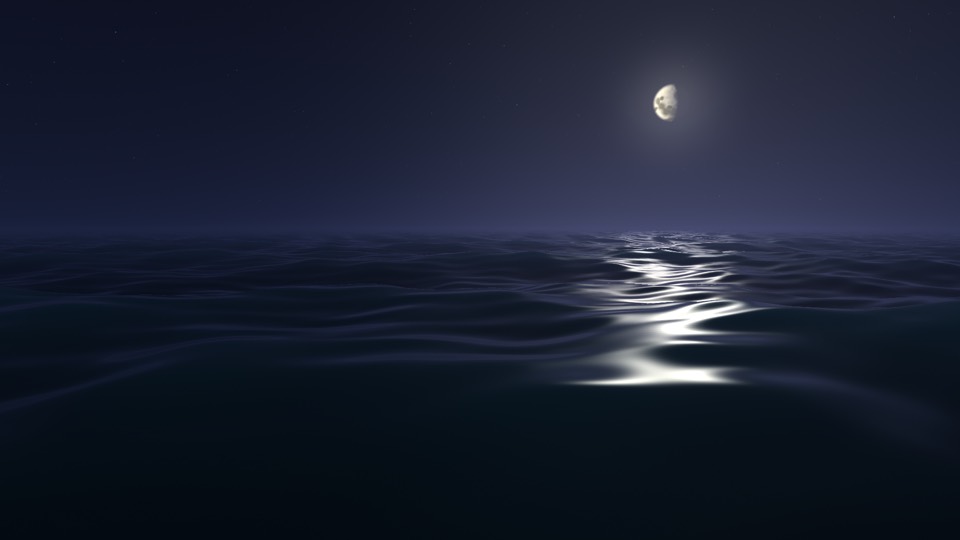 Mar abierto de noche, con la luna y su reflejo en el agua